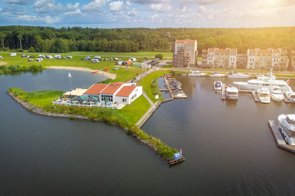 Strand Bij Eemhof Watersport & Beachclub kun je niet alleen terecht voor lessen en cursussen, maar ook voor het huren van diverse watersportmaterialen.