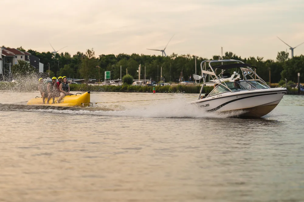 Banaanvaren Banaanvaren op de bananenboot is een geweldige manier om de omgeving van het Eemmeer te verkennen.