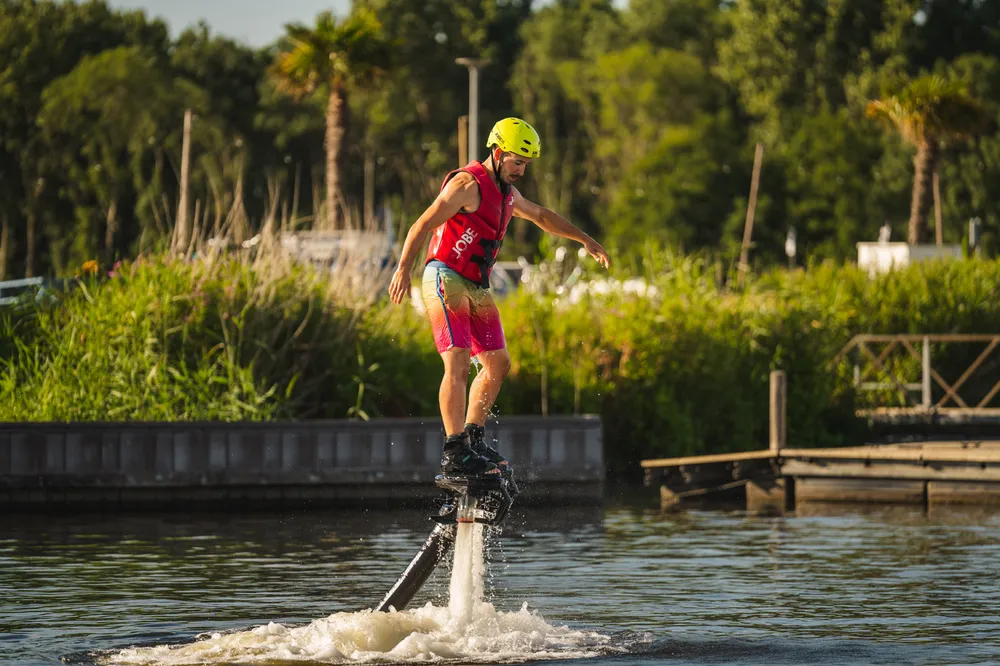Flyboarden Wil jij de sensatie van het vliegen ervaren en de uitdaging aangaan?