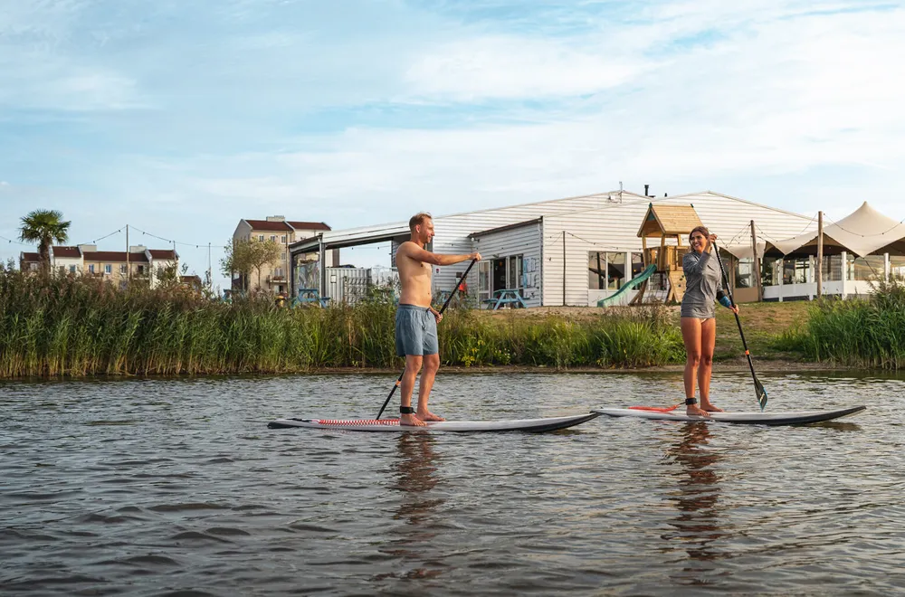 Suppen Suppen (stand-up paddle surfen) bij Eemhof Watersport & Beachclub is de ultieme activiteit om heerlijk te vertoeven op het water.