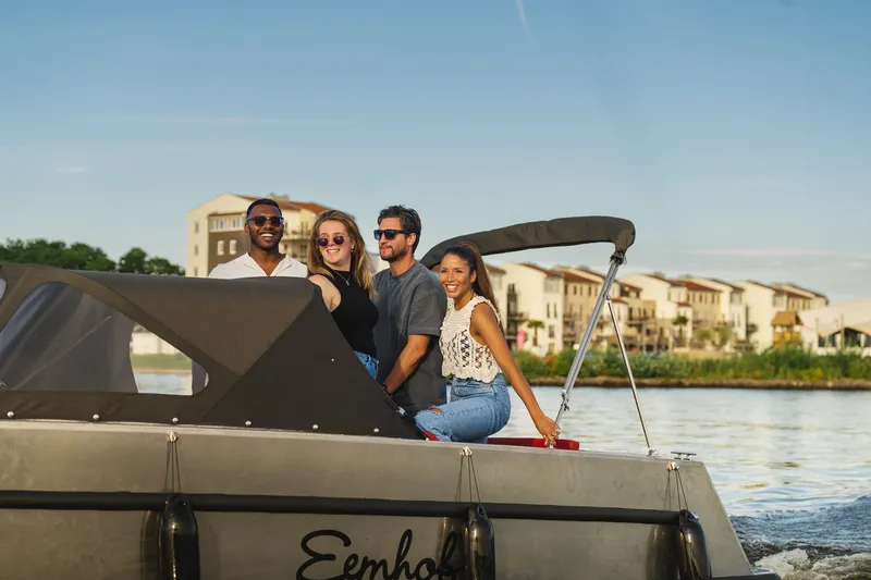 EWB_Sloep-04 Het varen van een sloep is zeer eenvoudig en vereist geen speciale vaardigheden of vaarbewijs.