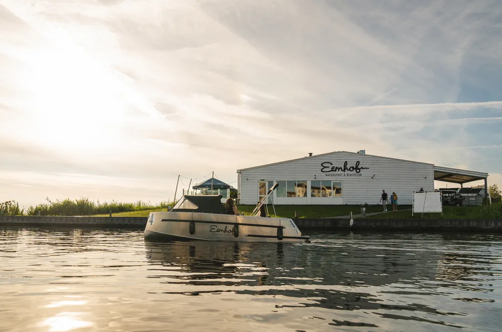 Sloepverhuur Huur een 6-persoonssloep voor een dagdeel of dag en geniet!